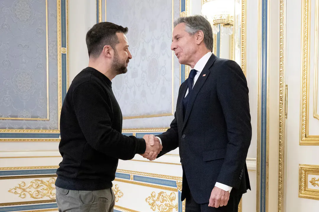 Президент України Володимир Зеленський вітає Держсекретаря США Ентоні Блінкена перед їхньою зустріччю в Києві 14 травня 2024 року
